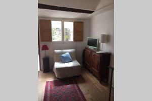 Μια τηλεόραση ή/και κέντρο ψυχαγωγίας στο La petite maison médiévale de Melanie