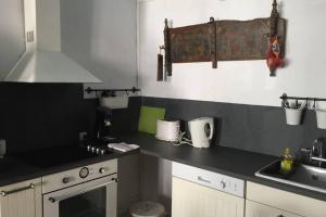 Η κουζίνα ή μικρή κουζίνα στο La petite maison médiévale de Melanie
