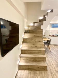 een trap in een huis met houten vloeren bij Seaside comfy apartment/ Palaio Faliro in Athene