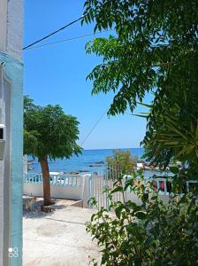 een uitzicht op de oceaan vanuit een huis bij Casa al mare in Archangelos
