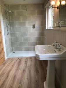 a bathroom with a sink and a bath tub at Strone in Boath