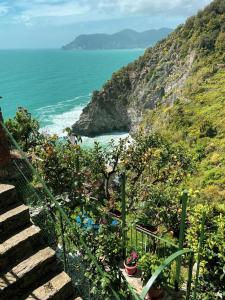 a set of stairs leading down to the ocean at IL GRECALE - ConfirentHouse in Corniglia