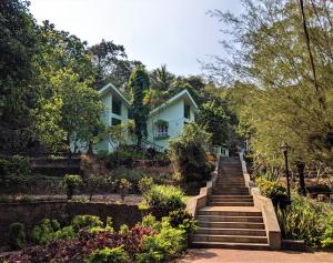 una casa en una colina con escaleras en un jardín en Farmagudi Residency en Ponda