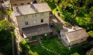 eine Luftaufnahme eines großen Hauses mit Garten in der Unterkunft Locanda Quattro Vesta in San Casciano dei Bagni + 12 Fotos