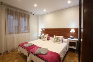 Llit o llits en una habitació de Apartamento Oviedo General Elorza
