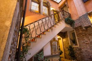威尼斯的住宿－洛坎達樂威娜酒店，带阳台的古老建筑中的楼梯