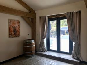 Зображення з фотогалереї помешкання Trelaske Mill Cider Barn-with Hot Tub, Fire Pit BBQ у місті Lewannick