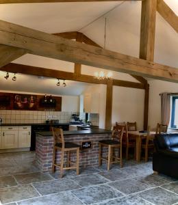 Кухня або міні-кухня у Trelaske Mill Cider Barn-with Hot Tub, Fire Pit BBQ