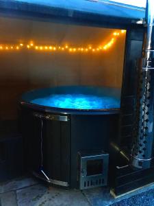 Зображення з фотогалереї помешкання Trelaske Mill Cider Barn-with Hot Tub, Fire Pit BBQ у місті Lewannick