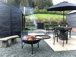 Сад в Trelaske Mill Cider Barn-with Hot Tub, Fire Pit BBQ