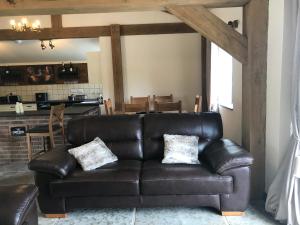 Зона вітальні в Trelaske Mill Cider Barn-with Hot Tub, Fire Pit BBQ
