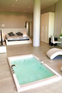 a bath tub in a room with a bed at Petit Mirador in Torrelles de Llobregat