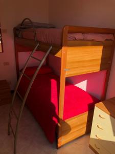 מיטה או מיטות קומותיים בחדר ב-Appartamenti a due passi dal mare