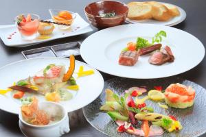 una tavola ricoperta di piatti di cibo su piatti di Atami Fuga ad Atami