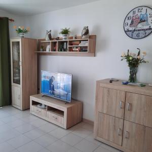 sala de estar con TV en un armario de madera en Playa de la Arena Apartment, en Puerto de Santiago