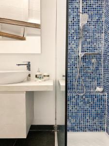 ヴェルナッツァにあるLa Polena Camere Vernazza - Carattino Apartmentのバスルーム(青いタイルの壁のシャワー付)