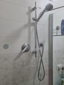 y baño con ducha con cabezal de ducha. en Appartamento MAREBEL, en Porto SantʼElpidio
