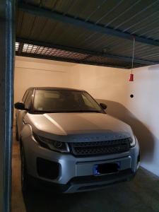 samochód jest zaparkowany w garażu w obiekcie Miklù Luxury Suite w mieście Lecce
