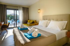 Кровать или кровати в номере Alonaki Resort