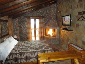 ein Schlafzimmer mit einem Bett und einem Kamin in der Unterkunft KALAVRITA INN in Kalavryta