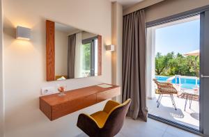 Бассейн в Alonaki Resort или поблизости