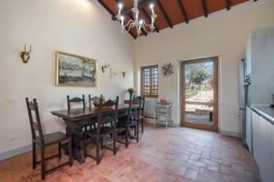 een eetkamer met een houten tafel en stoelen bij Casa PRATOLINO in Greve in Chianti