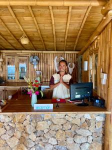 une photo d'une femme dans une pièce dans l'établissement Elang Hillside Bamboo Villas, à Labuan Bajo
