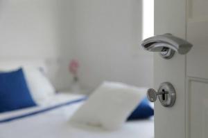 una porta del bagno con una maniglia e uno specchio di COSTA FENICIA RESIDENCE - Aura Club a Scoglitti