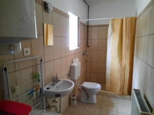 Koupelna v ubytování Linda Vendégház + 1 fotografie