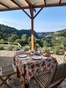 mesa y sillas con mesa y vistas en Agriturismo Zenestrin, en Orco Feglino