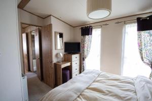 Кровать или кровати в номере Stunning 2 Bed Chalet in Silversands Lossiemouth