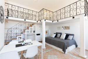 une chambre avec un lit et un escalier dans l'établissement Anco Marzio House, à Lido di Ostia