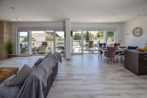 Posezení v ubytování Moderner Bungalow mit Meerblick