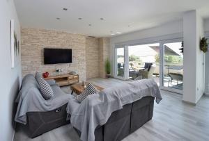 TV a/nebo společenská místnost v ubytování Moderner Bungalow mit Meerblick