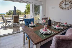 Posezení v ubytování Moderner Bungalow mit Meerblick