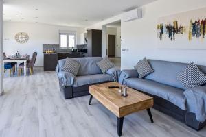 Posezení v ubytování Moderner Bungalow mit Meerblick