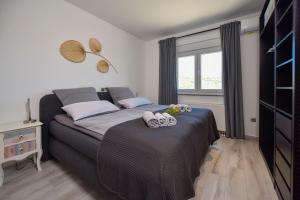 Postel nebo postele na pokoji v ubytování Moderner Bungalow mit Meerblick