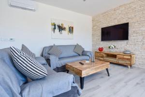 TV a/nebo společenská místnost v ubytování Moderner Bungalow mit Meerblick