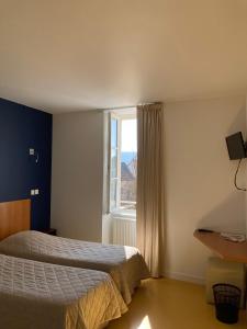 Кровать или кровати в номере L'ETAPE DE SANTENAY