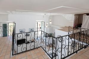 klatka schodowa w domu z poręczą z kutego żelaza w obiekcie Anco Marzio House w mieście Lido di Ostia