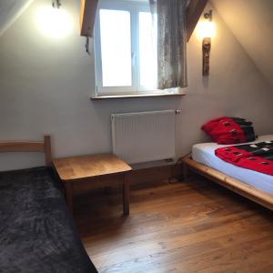 1 dormitorio con cama, mesa y ventana en Bella Haus, en Dreieich