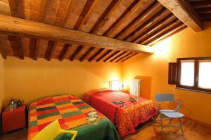 una camera con un letto e una sedia di Appartamento Il Leccio Pian delle more a Sassetta