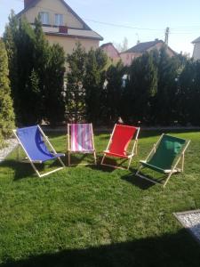 ジビジノにあるPokoje Gościnne U Bosmanaの庭の芝生に座る芝生の椅子3脚