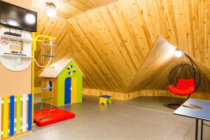 une pièce avec un plafond en bois et une balançoire dans l'établissement Villa Miliy Dom, à Myla
