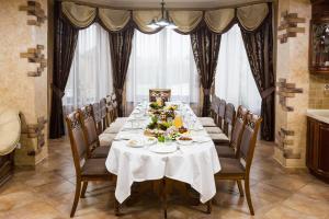 ห้องอาหารหรือที่รับประทานอาหารของ Villa Miliy Dom