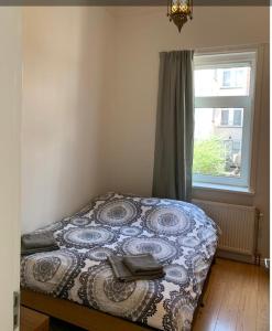Postel nebo postele na pokoji v ubytování Lush Apartment
