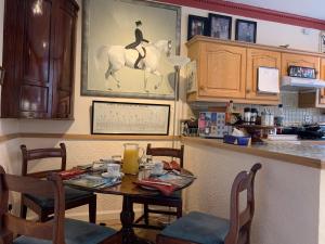 une salle à manger avec une table et une photo de cheval sur le mur dans l'établissement geraldsplace, à Édimbourg