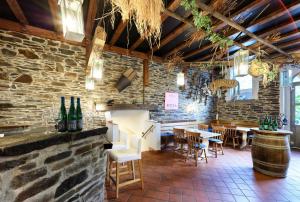 ein Restaurant mit Ziegelwand, Tischen und Stühlen in der Unterkunft Weinhaus Fries in Kattenes