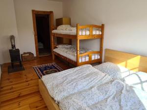 A bed or beds in a room at Charmantes Ferienhaus am Waldrand