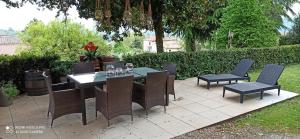 un patio con mesa y sillas en C & C, en Valdobbiadene